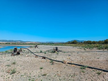Tunus 'ta bir göletin kenarında su pompası