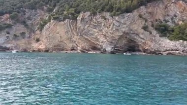 Güzel deniz manzarası ve kayalık sahil