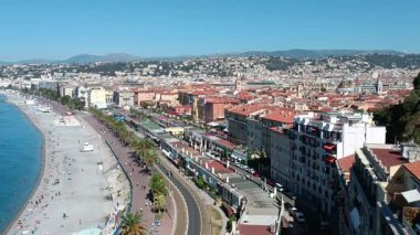 Deniz sahili ve kırmızı çatıları olan Akdeniz kasabasının havadan görüntüsü.