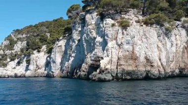 Güzel deniz manzarası ve kayalık sahil