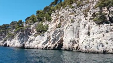 Güzel deniz manzarası ve kayalık sahil