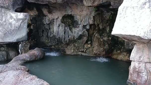 Красивий Вид Кам Яну Печеру Водою — стокове відео