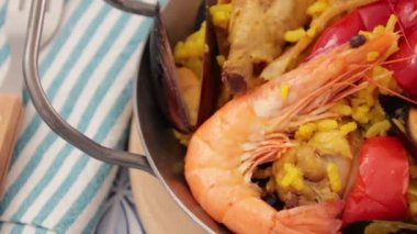 delicious seafood paella, video 