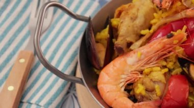 delicious seafood paella, video 