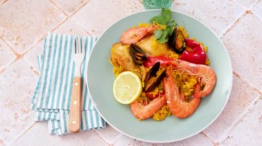 delicious seafood paella, video 