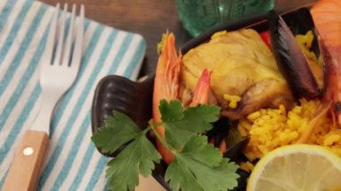 delicious seafood paella, video 