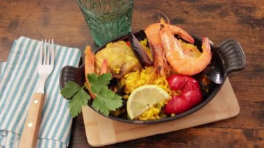 delicious seafood paella, video 