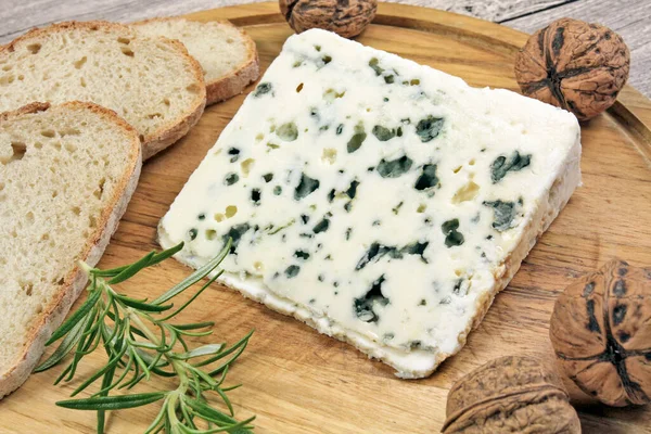 Blue Cheese Nuts Bread Wooden Board — Stockfoto