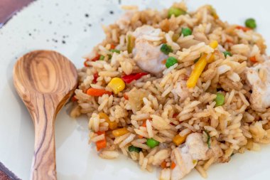 Tavuk ve sebzeli kızarmış pilav.