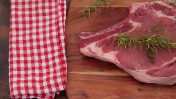 Raw Rib Beef Cutting Board — Stockvideo