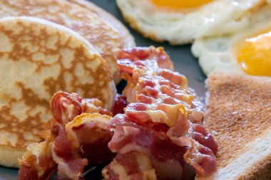 kızarmış yumurta, pastırma ve tost ile