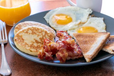 kızarmış yumurta, pastırma ve tost ile