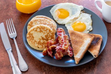 kızarmış yumurta, pastırma ve tost ile