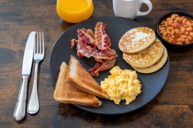kızarmış yumurta, pastırma ve tost ile