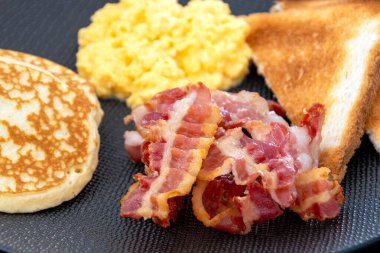 kızarmış yumurta, pastırma ve tost ile