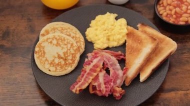 kızarmış yumurta, pastırma ve tost ile