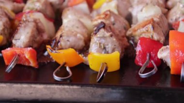 Tabakta marine edilmiş çiğ domuz şişi.