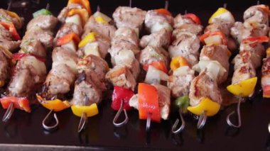 Tabakta marine edilmiş çiğ domuz şişi.