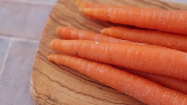 Свежая Морковь Деревянной Доске — стоковое видео