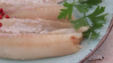 Tabakta çiğ hake fileto