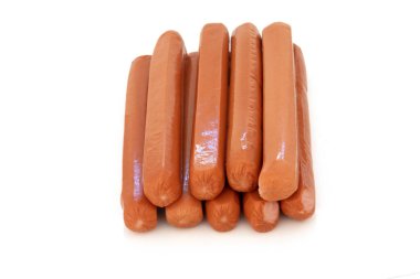 Beyaz arkaplanda izole edilmiş sosisler