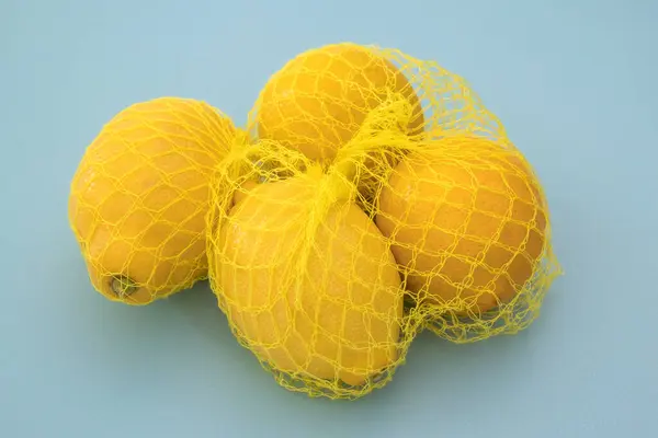 Limones Frescos Sobre Fondo Azul — Foto de Stock