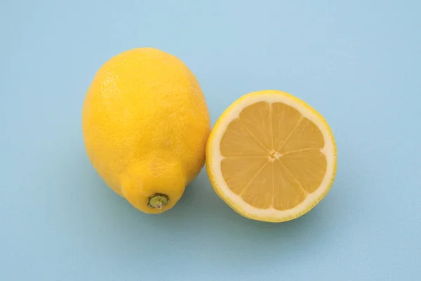 Limones Frescos Sobre Fondo Azul — Foto de Stock