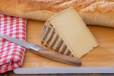 piece of cheese on a cutting board close-up