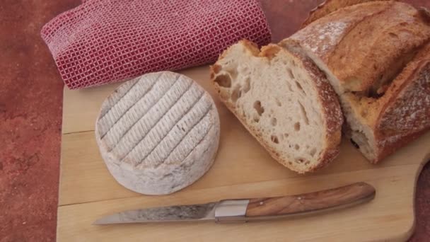 Tomme Peyniri Ekmek Dilimleri Kesme Tahtasında — Stok video