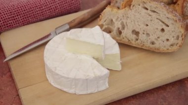 Kestane peyniri ve ekmek.