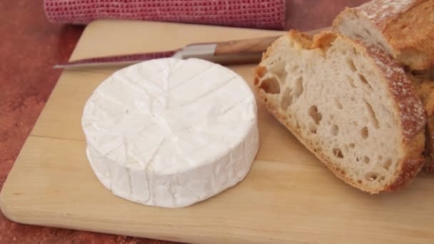 Camembert Brood Een Snijplank — Stockvideo