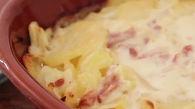 Masanın üzerindeki tartiflette tabağı.