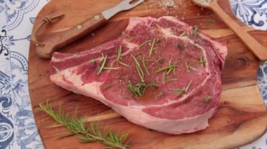 Pirzola bir masaya yakın.