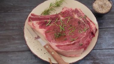 Pirzola bir masaya yakın.