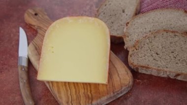 Bir dilim bayat gouda peyniri ekmek ile servis edilir.