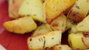 Kapalı tabakta patates kızartması.