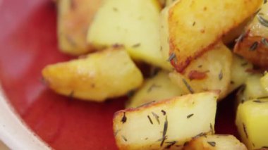 Kapalı tabakta patates kızartması.