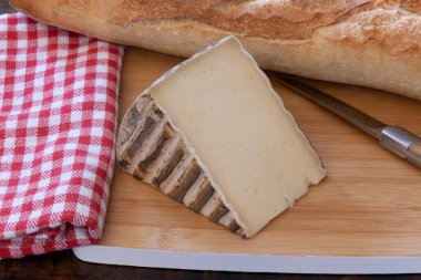 Tahtada taze ekmek ve peynir, yakın plan.
