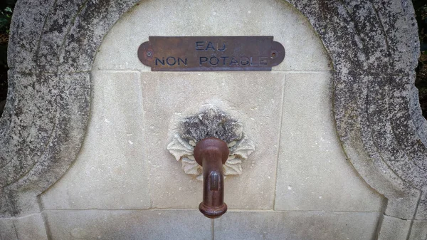 water fountain with writing on it in French, non-potable water