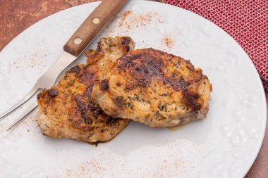 Tabakta ızgara domuz eti.