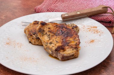 Tabakta ızgara domuz eti.