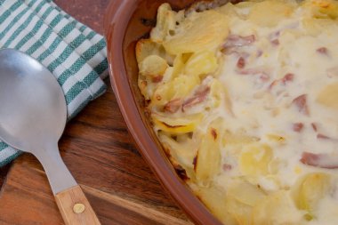 Bir tabak tartiflette yakın plan.