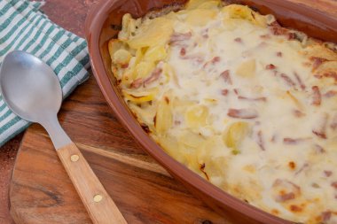 Bir tabak tartiflette yakın plan.