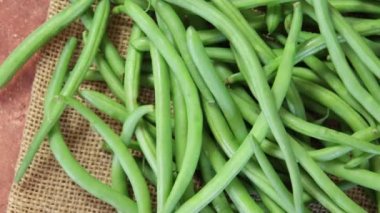Masadaki yeşil fasulye yığını