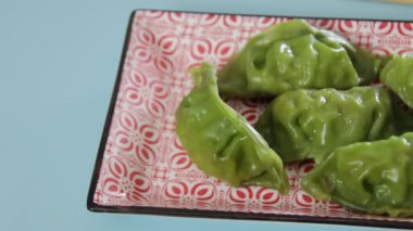 Bir tabak yeşil gyoza yakın çekim