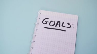 Masada üzerinde hedefler yazan bir defter