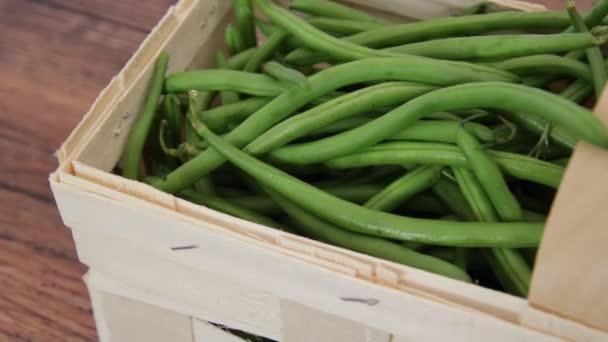 Houten Mand Gevuld Met Rauwe Groene Bonen — Stockvideo