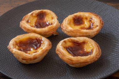 Pastel de nata yakın plan bir masada.