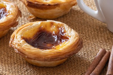 Pastel de nata yakın plan bir masada.