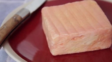 Marilles, Fransa 'nın kuzeyinden gelen peynir, yakın plan bir tabakta.